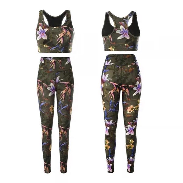 Fitness yoga set with crop top and high-waisted leggings in pastel pink