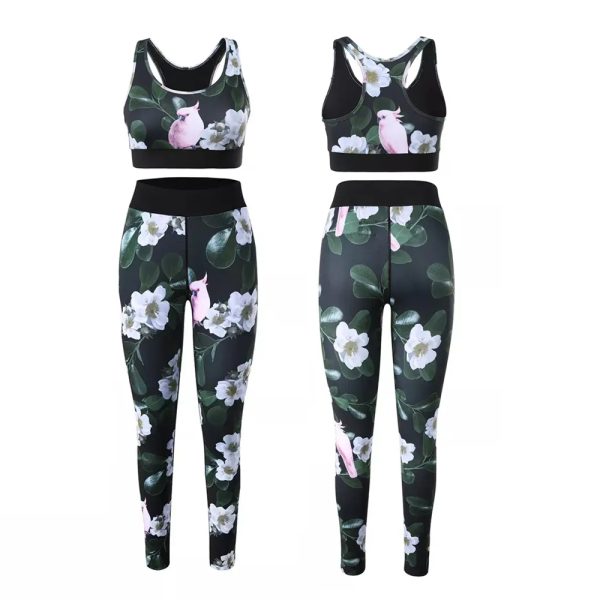 Fitness yoga set with crop top and high-waisted leggings in pastel pink